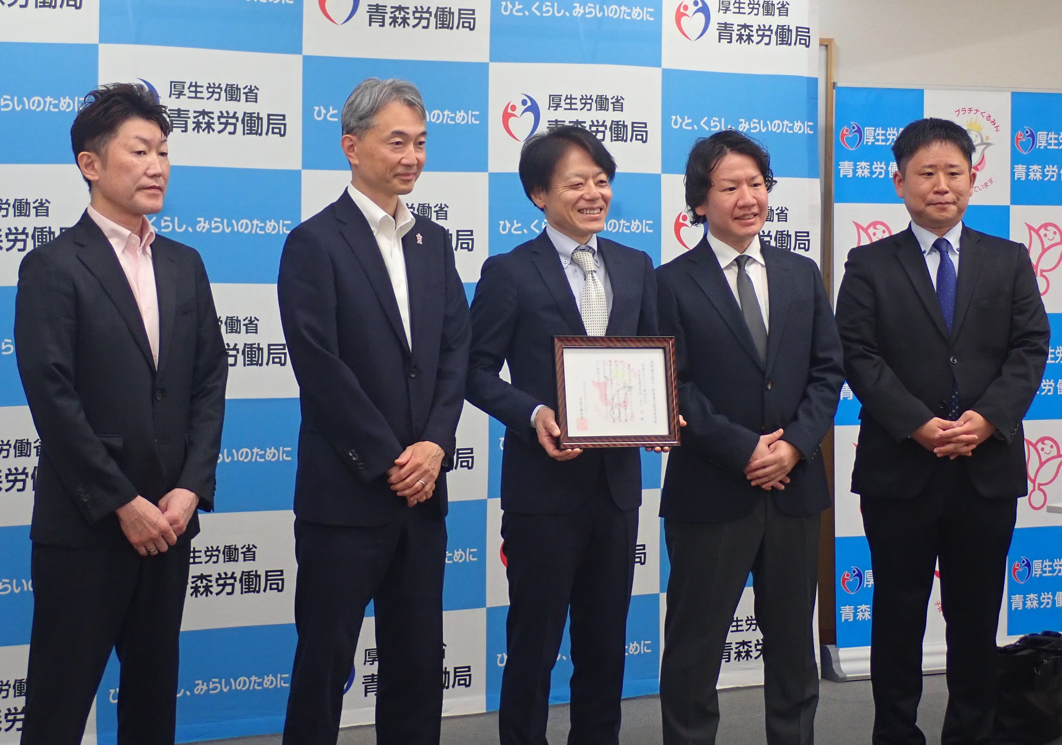 角井局長が青森オリンパス株式会社にプラチナくるみん認定通知書を交付しました