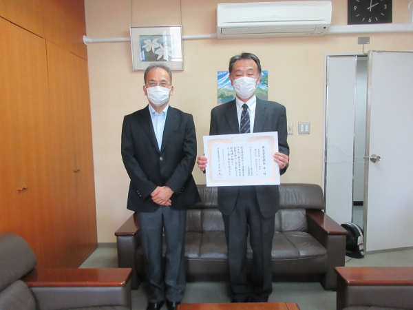 左から、高崎労働基準監督署長　大村悦男、ルネサスエレクトロニクス株式会社　稲葉精一様
