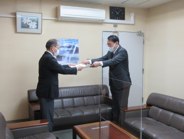 表彰状を授与される出光エンジニアリング株式会社の山元社長（右）