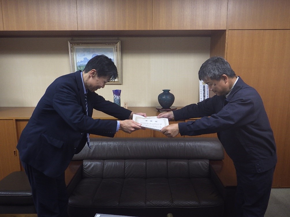 表彰状を授与される鹿島建設株式会社 関東支店 中村所長(右)
