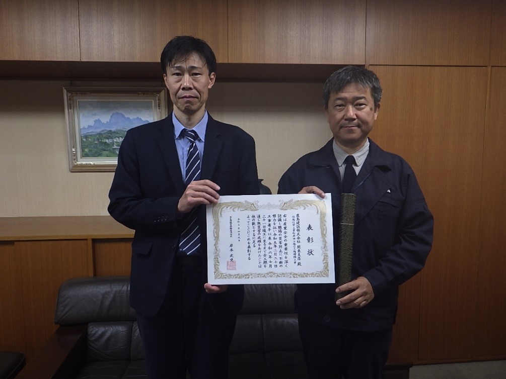 左から、高崎労働基準監督署長茂木智、 鹿島建設株式会社関東支店工事事務所所長　中村将門　様