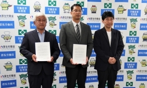 山本知事より最低賃金改定に関する要請書が提出されました