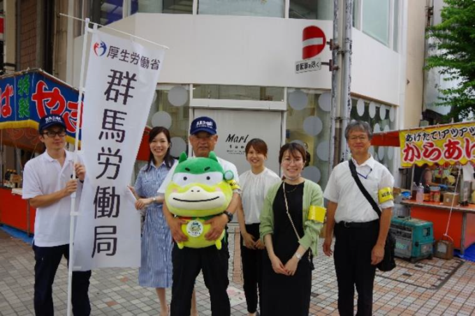 啓発活動に参加した職員の写真