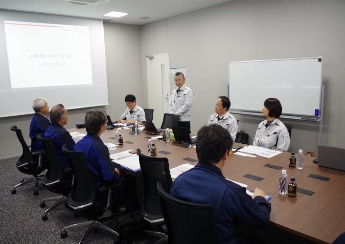 事業内容等の説明を受ける上野労働局長(手前左)