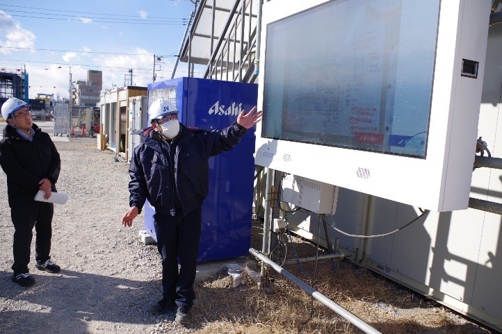 日頃の安全衛生活動を説明する八下田(やげた)作業所長