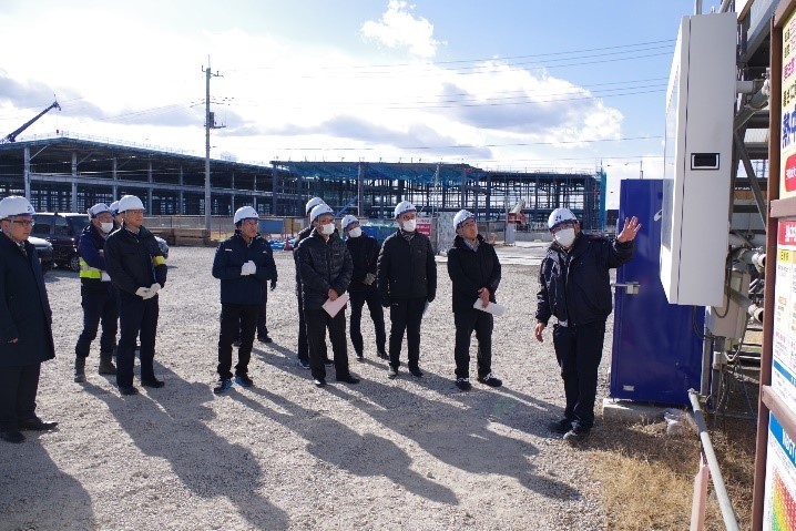 真剣に説明を聞く労使専門家委員