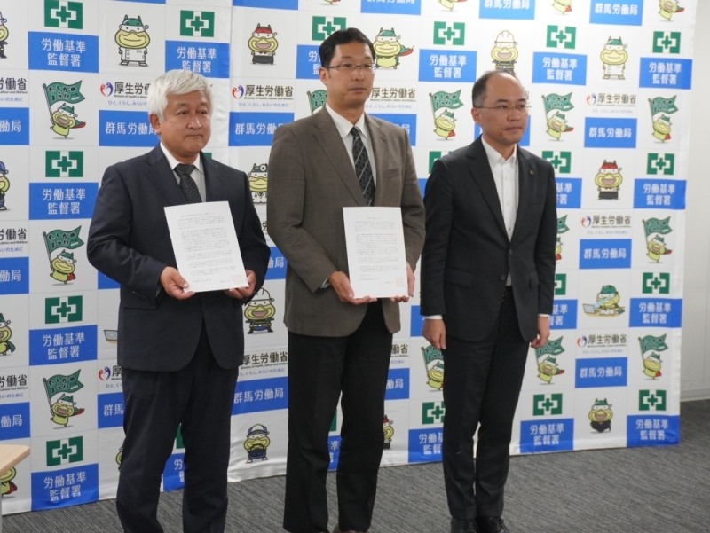 右から、大塚副知事、米本会長、上野局長