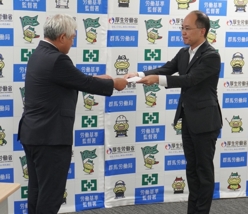 大塚副知事から上野局長へ