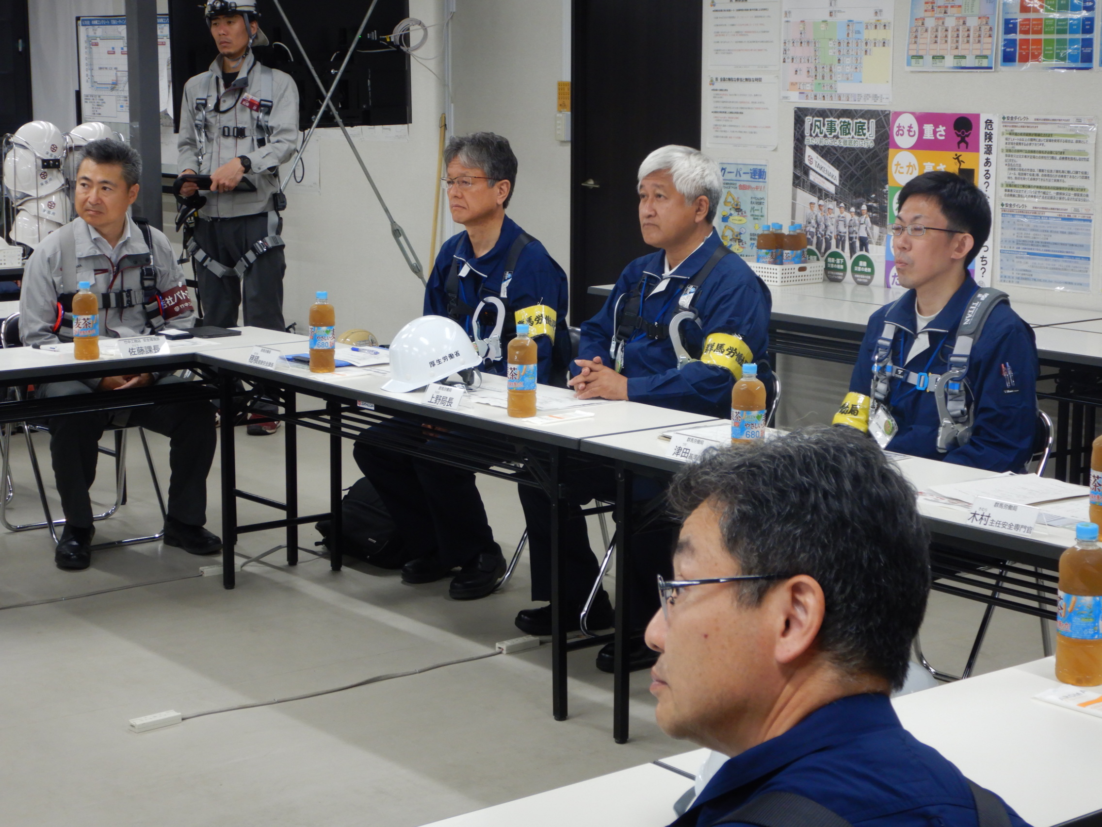 工事概要等の説明を受ける上野労働局長（中央）写真