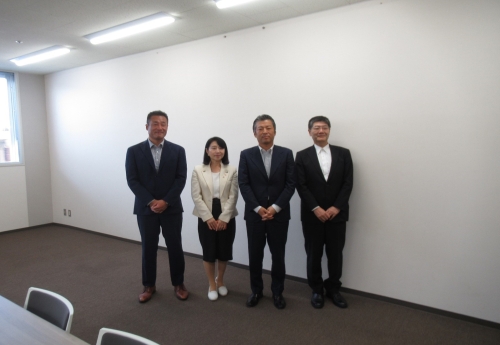 矢田内閣総理大臣補佐官（左から2番目）