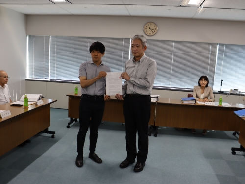 令和7年8月8日　兵庫地方最低賃金審議会が兵庫労働局長に最低賃金の改正決定について答申を行いました
