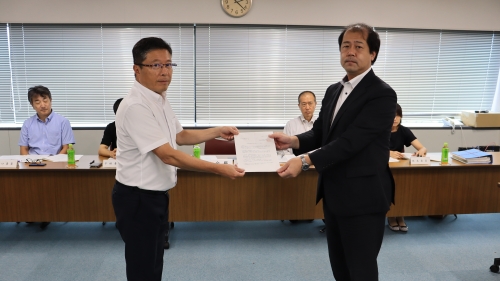 兵庫地方最低賃金審議会が兵庫労働局長に対して答申を行いました。