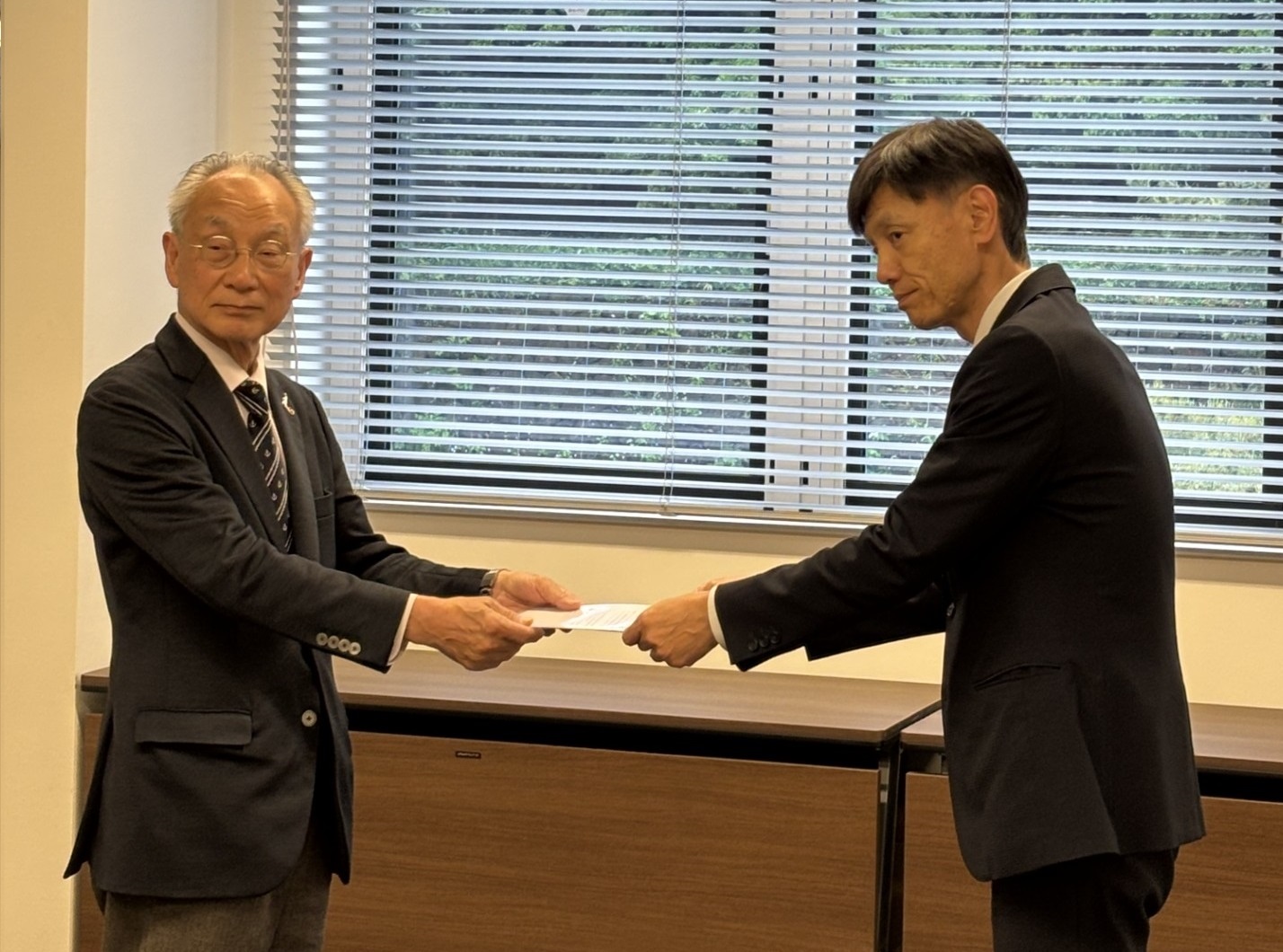 県内経済団体に対し新規学校卒業予定者の採用等に関する要請を行いました。