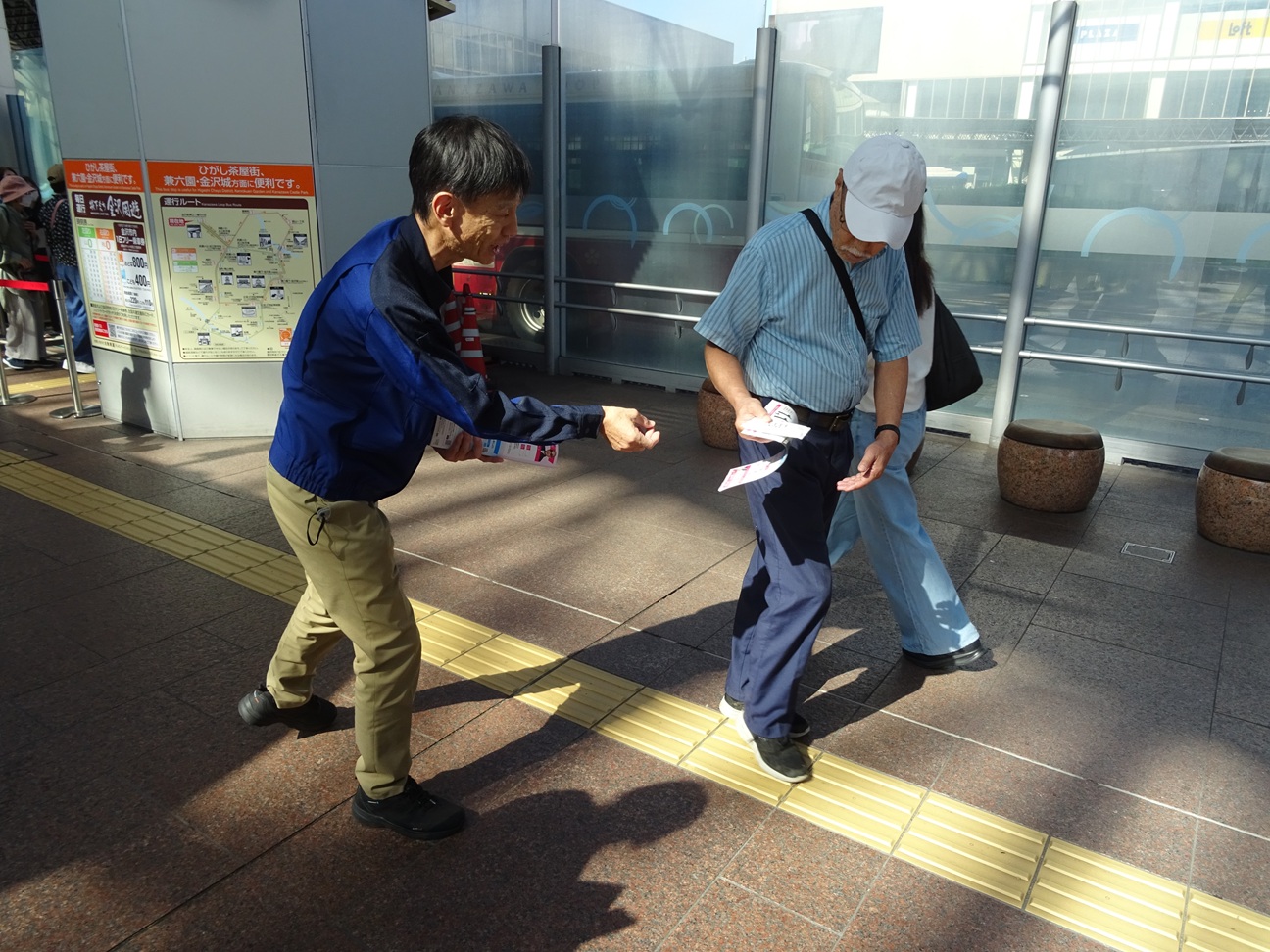 石川労働局長が、金沢駅前で石川県最低賃金（R8.10.3発効　時間額1,113円）を周知しました。