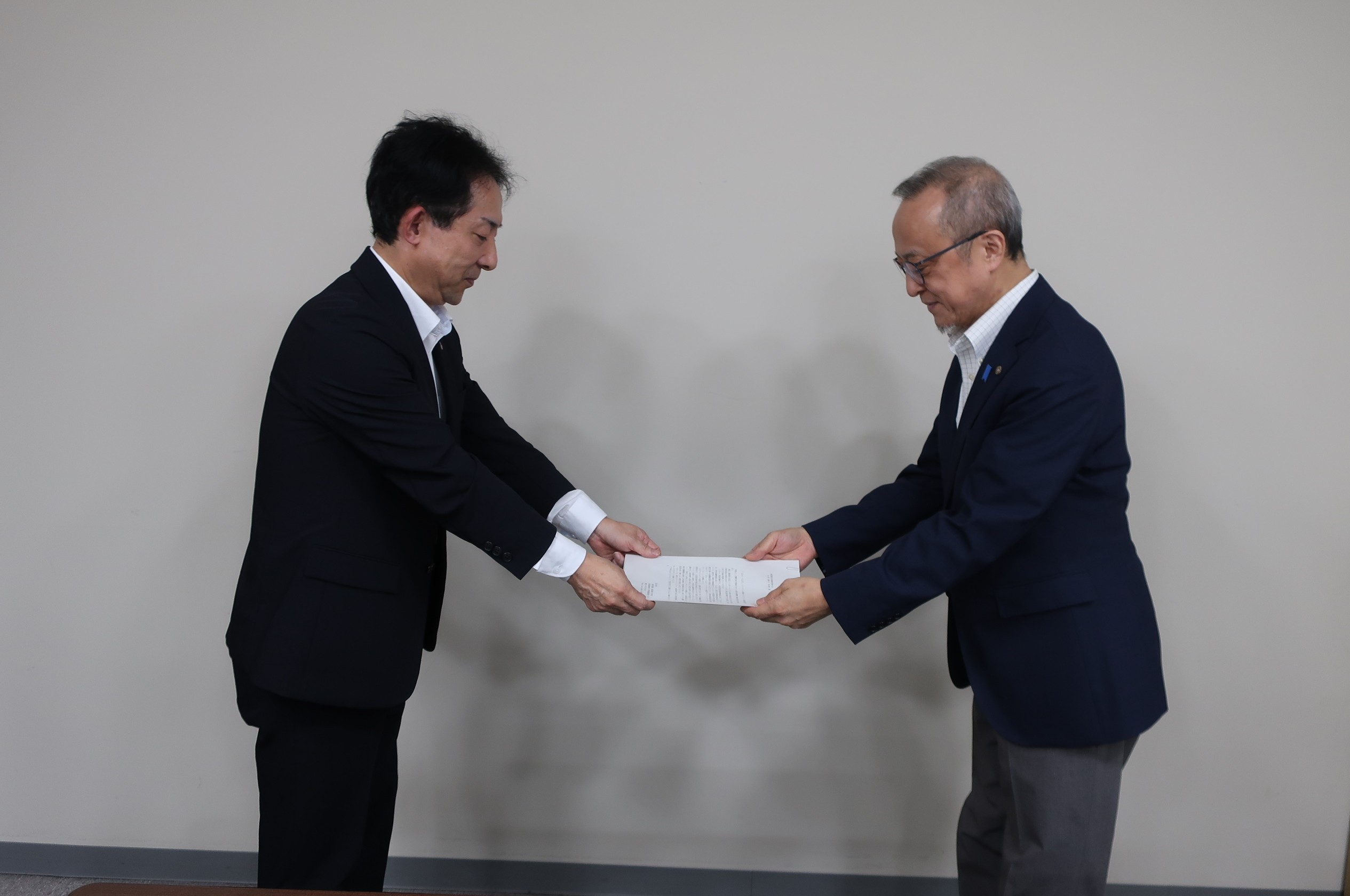 新潟労働局長が新潟県社会保険労務士会を訪問し、くるみん・えるぼし・ユースエール推進プロジェクトを要請しました。