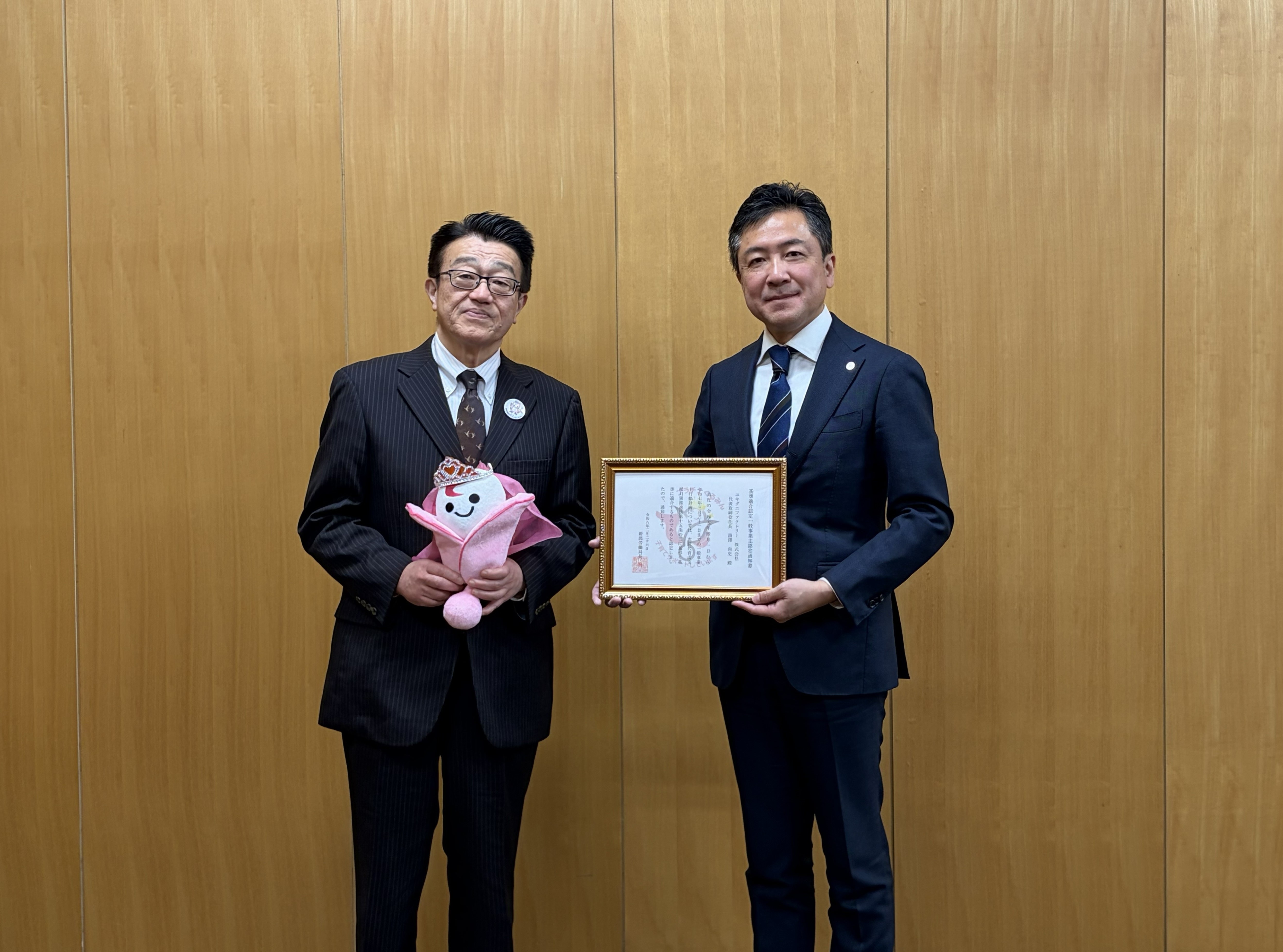 ユキグニファクトリー株式会社様に「プラチナくるみん認定通知書」を交付しました。