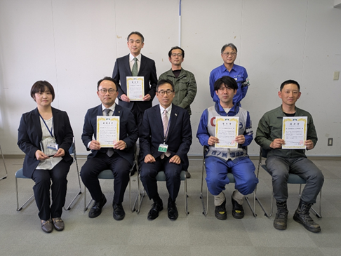 安全の見える化取組事例の優秀事業場4社に表彰状及び副賞を授与しました