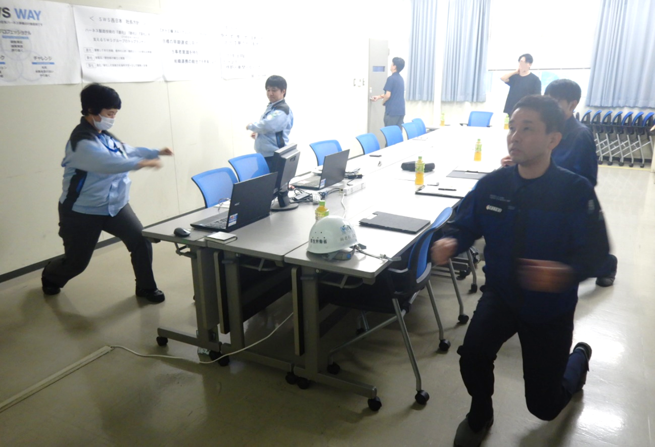 体操を体験する海老名署長(右前)