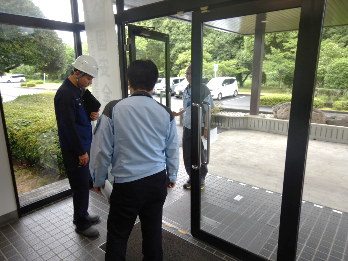 エントランスの段差を確認する海老名署長(左)