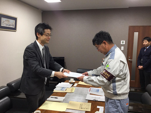 労働局長（左）と多田執行役員西日本工場長の写真