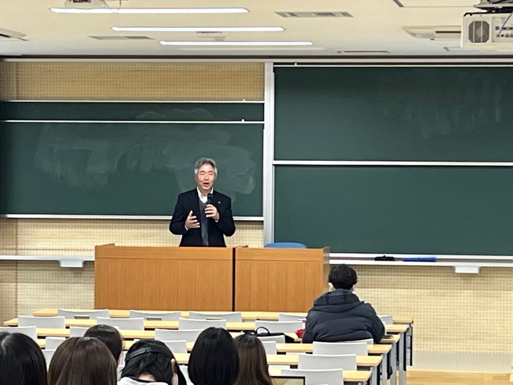 佐賀労働局長が佐賀大学で学生の皆さんに労働法の講義を行いました。