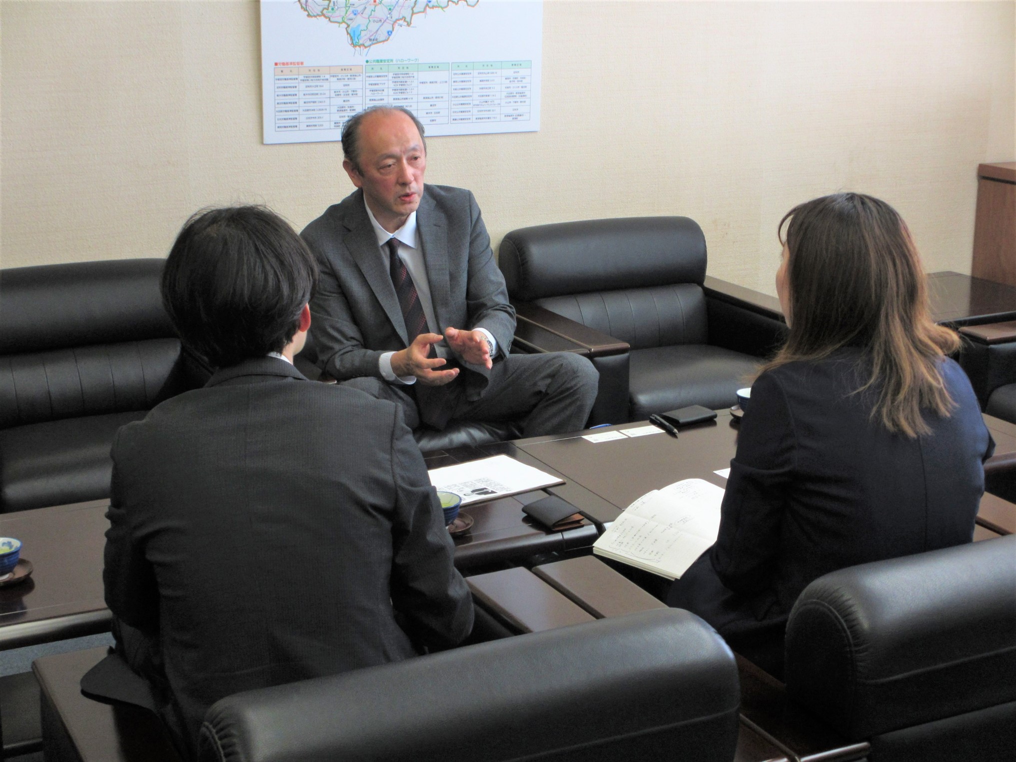 4月1日付けで着任した栃木労働局長が下野新聞社から取材を受けました