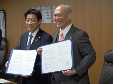 協定書にサインをした塩崎厚生労働大臣と舛添東京都知事