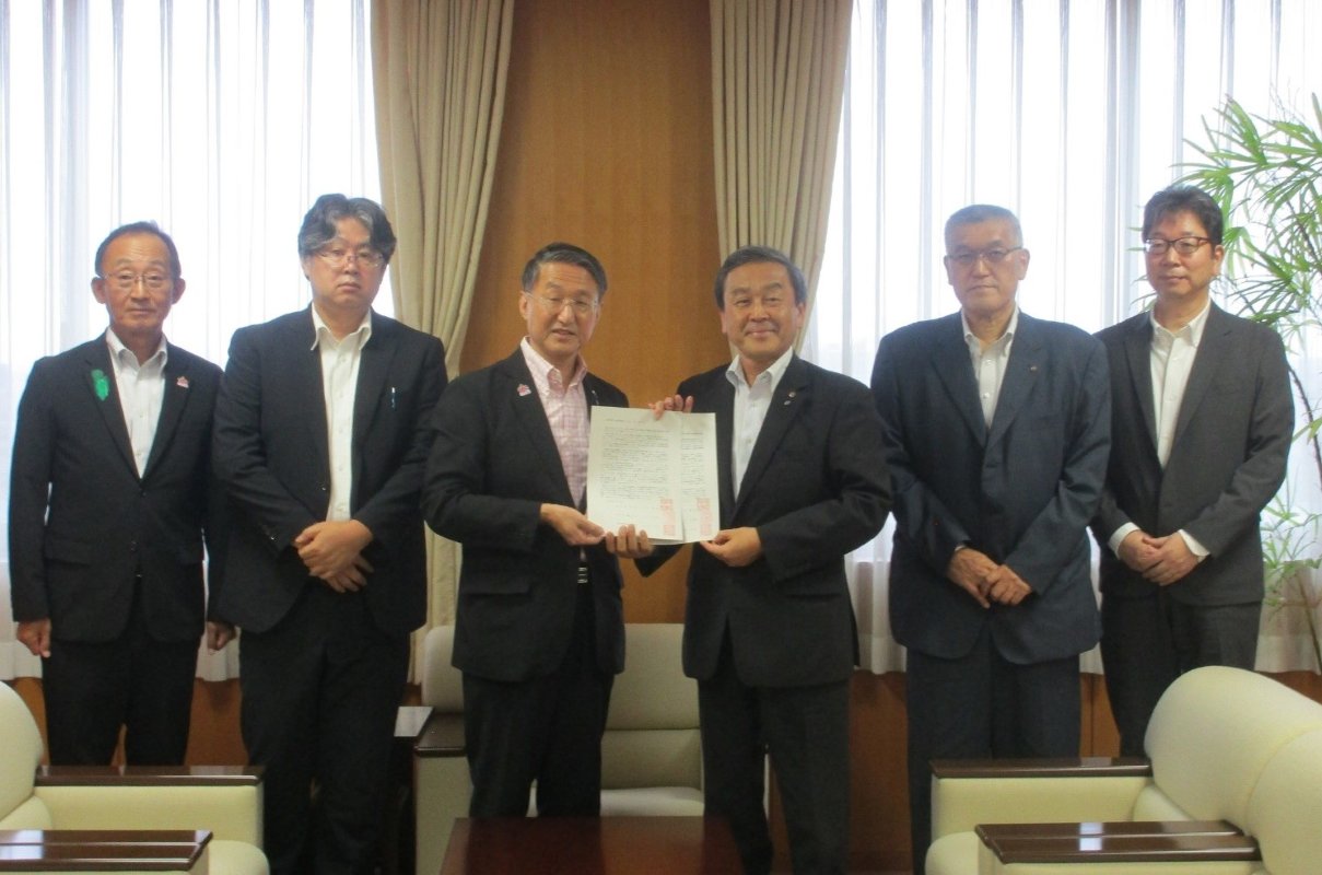 鳥取労働局長が、鳥取県知事、鳥取県教育委員会教育長、鳥取県商工労働部雇用人材局長とともに経済4団体を訪問し、障害者の雇用推進について要請を行いました。