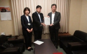 カスハラ防止対策の取組を!鳥取労働局長が、鳥取県商工労働部雇用人材局長とともに経済4団体を訪問し要請