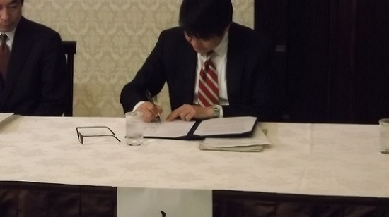写真：共同宣言に署名する（山形労働局）小森労働局長