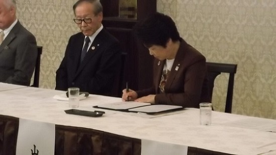 写真：共同宣言に署名する吉村山形県知事