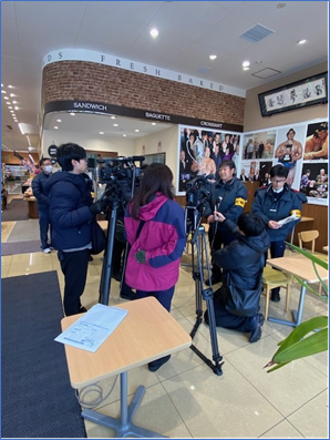 写真3・報道機関より取材を受けている様子