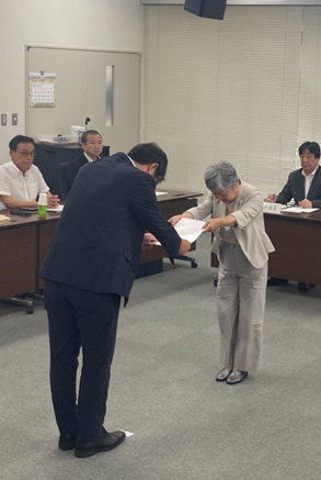 写真：山形地方最低賃金審議会会長から山形労働局長へ答申文を手渡し